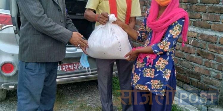 गुनानन्द महतो खाद्यान्न सामाग्री लिएर घर दैलो मा