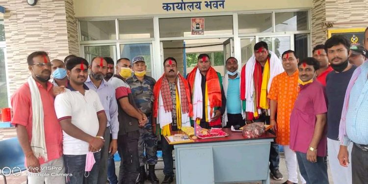 ईलाका प्रहरी कार्यालय बोदे बर्साईनका कार्यालय प्रमुख प्रहरी नायब निरीक्षक अरुण कुमार सिंहलाई सम्मान गर्दै विदाई