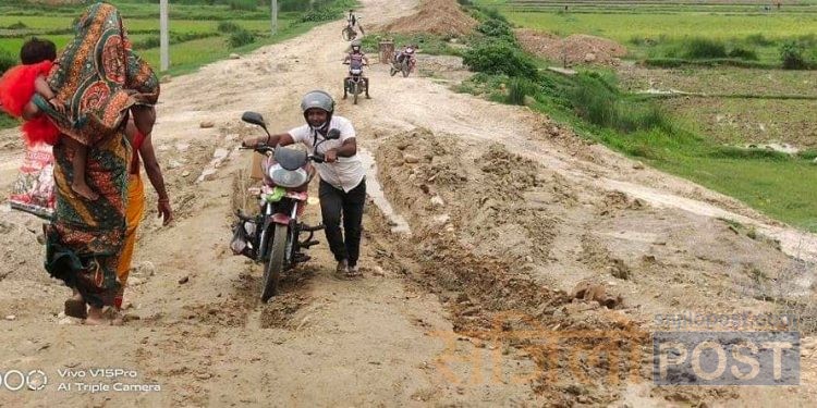 हुलाकी सडक लगायत पुलको निर्माण कार्य ढिलाई हुँदा सास्ती, सर्वसाधारण आक्रोशित