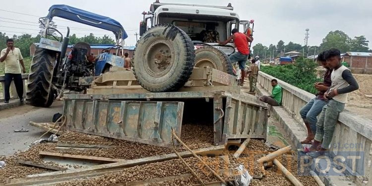 धनुषामा ढल्केवरस्थित बसही पुलमा सवारी दुर्घटना, दुई जना घाइते