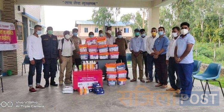 कोभिडबाट जोगिन समग्रद्वारा प्रहरी र बोदे बर्साईन नगरपालिकाको स्वास्थ शाखा लाई स्वास्थय सामग्री प्रदान