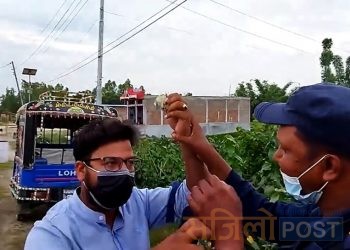 प्रहरीले पैसा लिएको भिडियो खिच्दा पत्रकारलाई प्रहरीको दुर्व्यवहार ( हेर्नुहोस् भिडियो सहित)