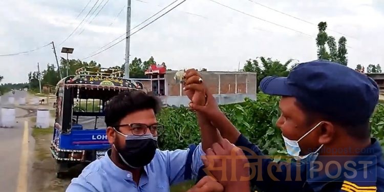 प्रहरीले पैसा लिएको भिडियो खिच्दा पत्रकारलाई प्रहरीको दुर्व्यवहार ( हेर्नुहोस् भिडियो सहित)