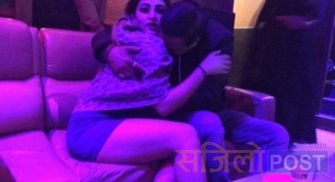 सत्तापक्षका एक चर्चित नेताको नेपाली मोडलसँग यो तस्बिर लिक भएपछि हंगामा !