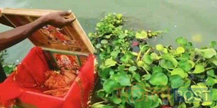 गंगा नदीमा तैरिदै आएको काठको बासकभित्र बच्ची रोइरहेको सुनेपछि फेला परिन् २१ दिनकी बालिका