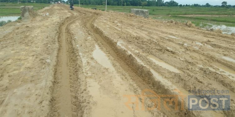 महोत्तरीमा तीन वर्षमा ५६ लाख खर्च, सडकमा हिलैहिलो