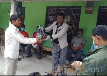 स्वास्थ सामाग्री वितरण गर्न राहत अभियनता महतो घर-घर पुग्दै