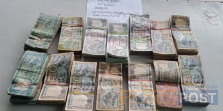 महोत्तरीको सिमा नाका बाट स्रोत नखुलेको करिब ८ लाख रुपैयाँ बरामद