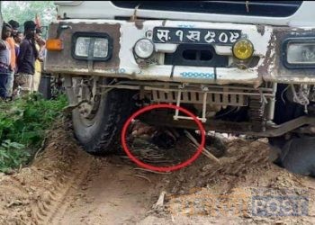 धनुषामा आफै चलाएको टिपरले किचिएको अवस्थामा चालक, घटना शंकास्पद