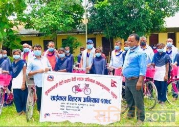 “मुख्यमन्त्री बेटि पढाउ बेटि बचाउ” अनतर्गत सप्तरीको मानराजामा साईकल वितरण