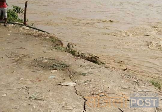 धनुषाको सबैलास्थित कमला नदीको बाँध पूरै भत्कियो,अब वर्षा भए सिधै गाउँमा पानी पस्ने