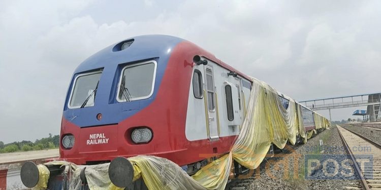 रेल छोपेको त्रिपाल फाटिसक्यो, कहिले चल्ने टुंगो छैन