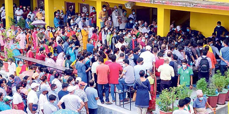 खोप कार्यक्रममा ठेलमठेल : कोरोना टार्ने कि सार्ने ?