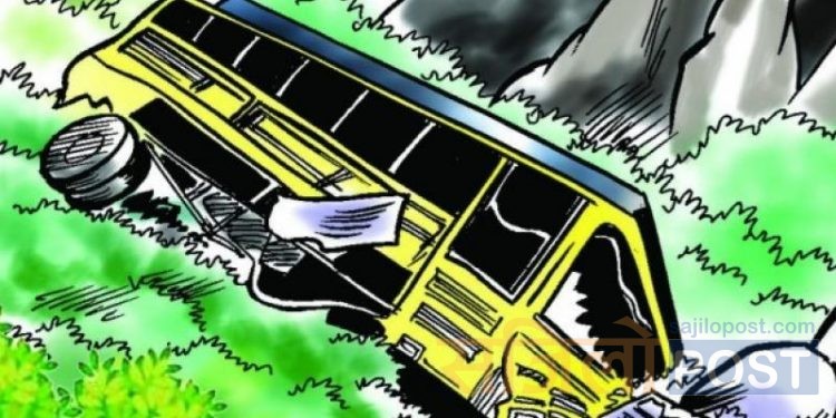 सिरहामा बस दुर्घटनामा एकको ज्यान गयो, १५ घाइते