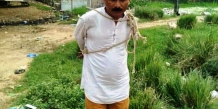 विकास नगरको भन्दै स्थानीयले वडाध्यक्षलाई पोलमा बाँधेर घाममा तताए