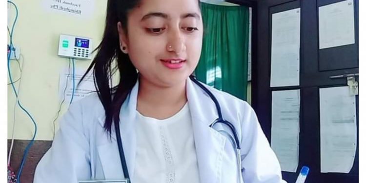 मुश्लिम समुदायबाट एमबिबिएस गरेकी सप्तरीको पहिलो महिला चिकित्सक जेवा खातुनलाई बधाई