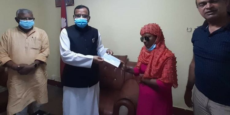 जनकपुरकी एसिड पीडित आरतीलाई प्रदेश सरकारको ५ लाख आर्थिक सहयोग