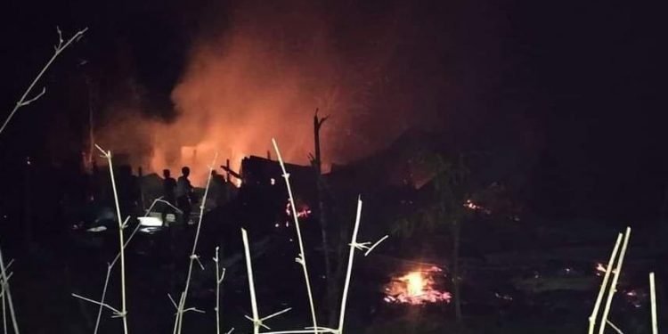 सप्तरीको तिलाठी कोइलाडीका कुखुरा फर्ममा आगलागी हुँदा लाखाैँकाे क्षति