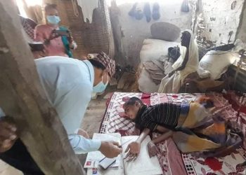 प्रदेश २: सिडिओले अपाङ्गता भएका व्यक्तिलाई घरमै पुगेर दिए नागरिकता