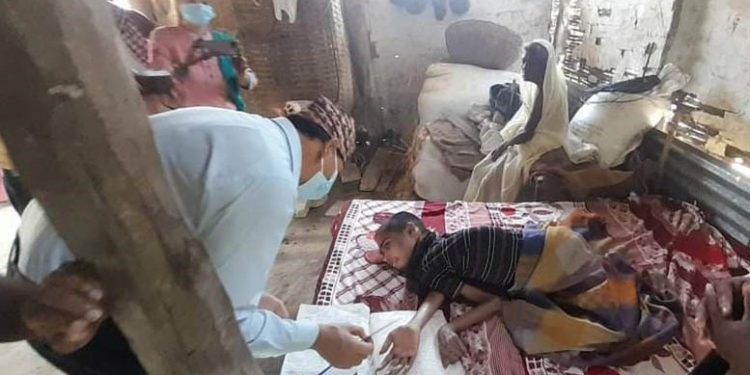 प्रदेश २: सिडिओले अपाङ्गता भएका व्यक्तिलाई घरमै पुगेर दिए नागरिकता