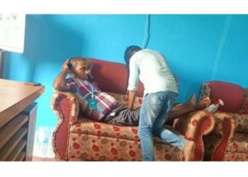 प्रदेश २ : कार्यकक्षमै मेयरलाई कार्यलय सहयोगीको मसाज !!