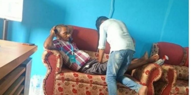 प्रदेश २ : कार्यकक्षमै मेयरलाई कार्यलय सहयोगीको मसाज !!