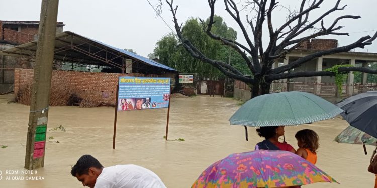 बिहीबारदेखि परेको लगातारको वर्षाले धनुषाको दक्षिणी भेग डुबानमा (फाेटाे फिचर )