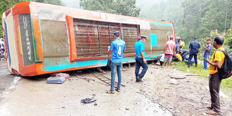 बारा : बसको ब्रेक फेल हुँदा बस चालकको ज्यान गयो, ८ जना घाइते