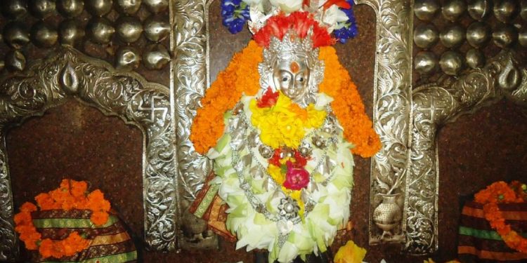 नेपालकै प्रसिद्ध शक्तिपीठ सप्तरीको छिन्नमस्ता मन्दिरबाट भगवतीको चाँदीको मुकुट चो री
