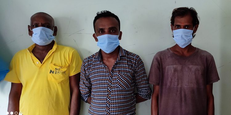 जिल्ला प्रशासन कार्यालय धनुषा अगाडिबाट तीनजना विचौलिया प्रहरीको फन्दामा