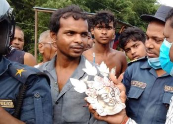 सप्तरीको छिन्नमस्ता सखडेश्वरी शक्तिपीठको चो रि एको चाँदीको मुकुट भेटियो, एक जना प क्रा उ