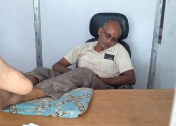 प्रदेश २ : कार्यकक्षमै मस्त निद्रामा सरकारी कर्मचारी