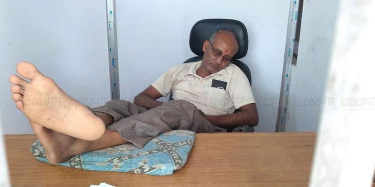 प्रदेश २ : कार्यकक्षमै मस्त निद्रामा सरकारी कर्मचारी