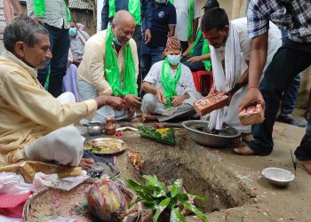 सप्तरी : अपाङ बौना दासको घर निर्माणका लागि शिलान्यास