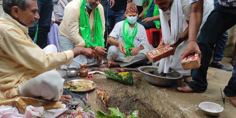 सप्तरी : अपाङ बौना दासको घर निर्माणका लागि शिलान्यास