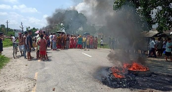 सर्लाहीमा तीन दिन देखी बे प त्ता युवती मृ त भटिएपछी आफन्तद्वारा लालबन्दीमा प्र द र्श न, सडक जाम २ घण्टा पछि खुल्यो