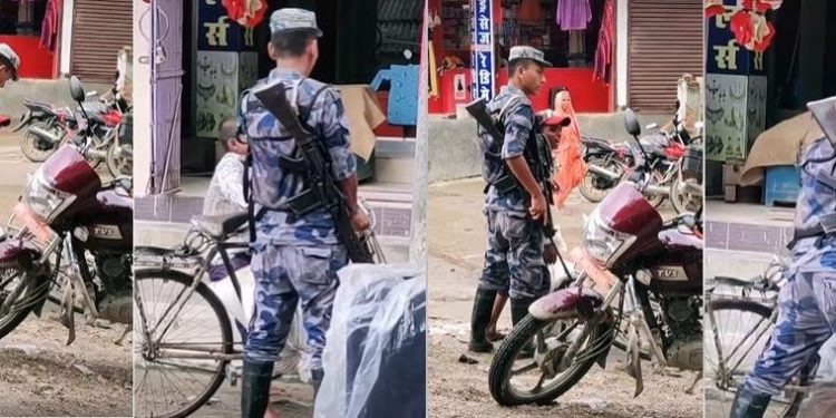 महोत्तरीमा सशस्त्र प्रहरीले बालकलाई पिटेको भिडियो भाइरल (हेर्नुहोस भिडियो सहित)