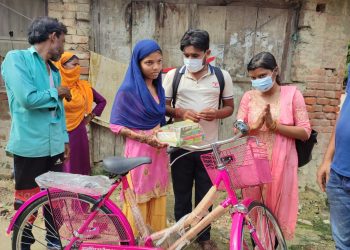 धनुषा : युवा सञ्जाल धनुषाले लाडली खातुन लाई साइकल दिएपछि फर्कियो लाडली खातुनको खुशी