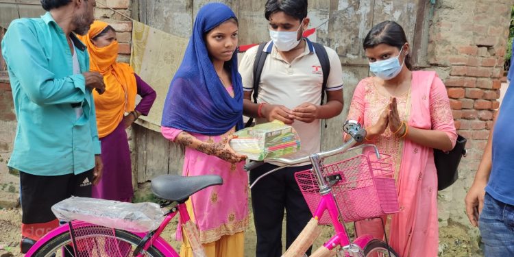 धनुषा : युवा सञ्जाल धनुषाले लाडली खातुन लाई साइकल दिएपछि फर्कियो लाडली खातुनको खुशी