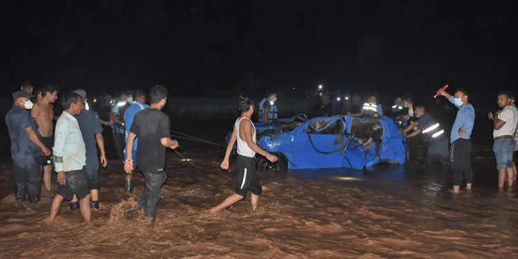 सडकमा गुडिरहेको कारलाई खोलाले बगाउँदा चार जनाको ज्यान गयो