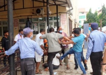 प्रादेशिक अस्पताल जनकपुरमा एक स्वास्थ्यकर्मीमाथि कु ट पि ट , यसरी भयो निर्घात कु ट पि ट