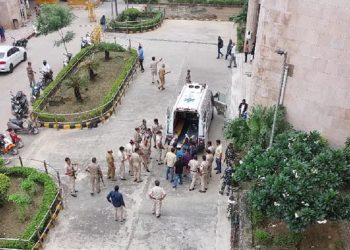 अदालतभित्र गोली चल्दा एक ग्याङ्गस्टरसहित तीन जनाको ज्यान गयो