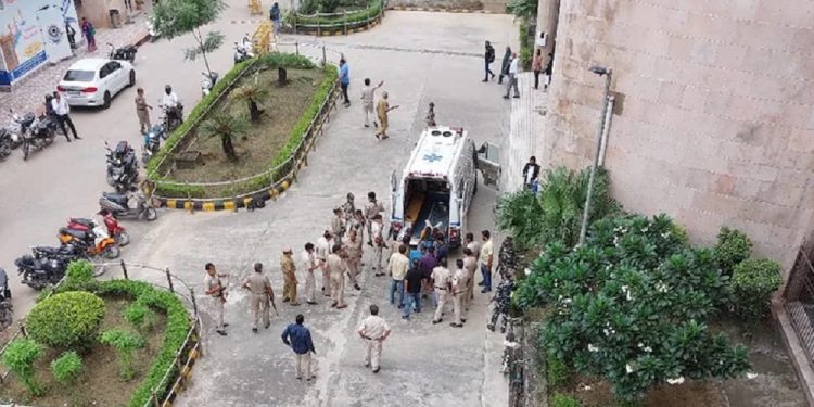 अदालतभित्र गोली चल्दा एक ग्याङ्गस्टरसहित तीन जनाको ज्यान गयो