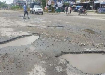प्रदेश २: राजमार्गमा खल्डाखुल्डी नपुरिदा चालकलाई सास्ती, दुर्घटनाको जोखिम