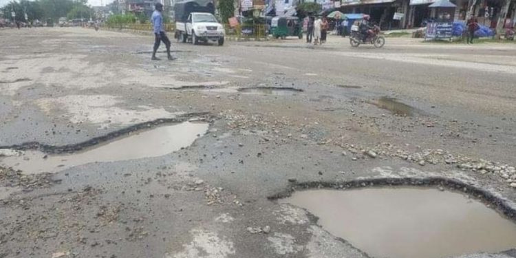 प्रदेश २: राजमार्गमा खल्डाखुल्डी नपुरिदा चालकलाई सास्ती, दुर्घटनाको जोखिम