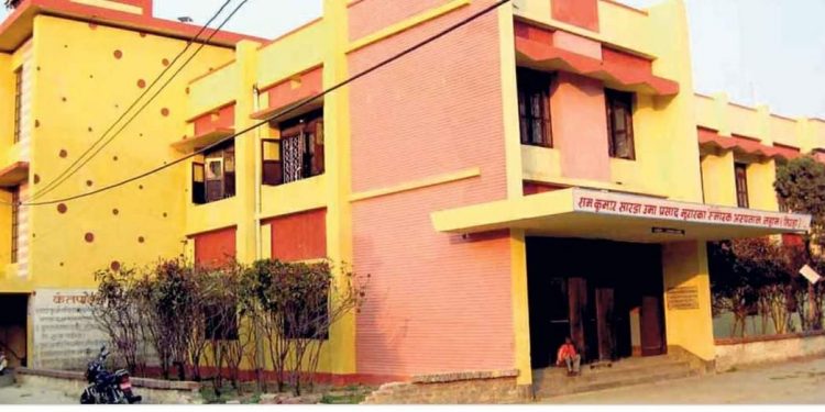 लहानमा अस्पतालमा स्वास्थ्य बिमा सम्बन्धि सम्पुर्ण सेवा उपलब्ध नभएको सेवाग्राहीहरुको गुनासो