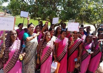 सिरहाको लक्ष्मीपुर पत्तारी गाउँपालिकाका कर्मचारीहरु तलब वृद्धिको माग गर्दै आन्दोलीत,आन्दोलनप्रती गाउँपालिका सकारात्मक , बार्तामा बस्न अनुरोध