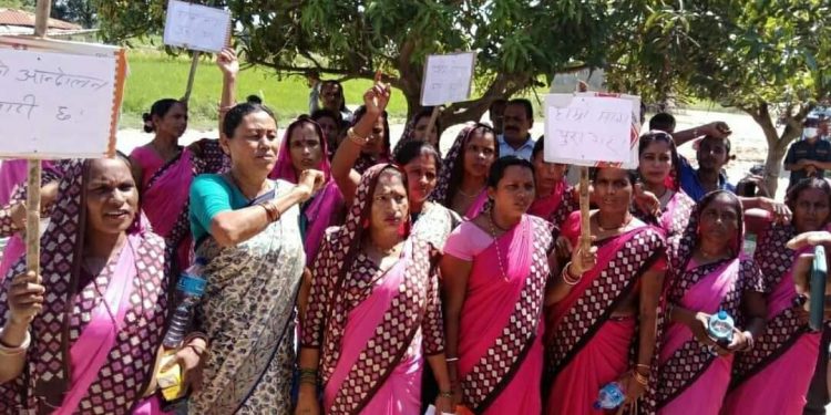 सिरहाको लक्ष्मीपुर पत्तारी गाउँपालिकाका कर्मचारीहरु तलब वृद्धिको माग गर्दै आन्दोलीत,आन्दोलनप्रती गाउँपालिका सकारात्मक , बार्तामा बस्न अनुरोध