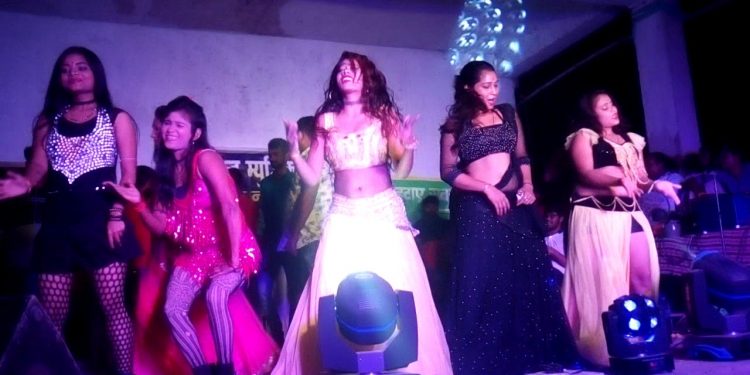 महोत्तरीमा आर्केस्ट्रा नाचमा रोक, अवज्ञा गरे आयोजक र कलाकारलाई नियन्त्रणमा लिन निर्देशन