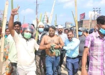 जनकपुरमा जनमत पार्टीका कार्यकर्ताले खानेपानी संस्थानका हाकिमलाई अर्ध न ग्न गरी नगर घुमाइयो